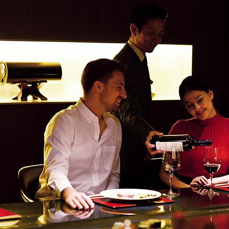 The Gate Hotel Tokyo By Hulic Dış mekan fotoğraf A butler serving wine at a restaurant