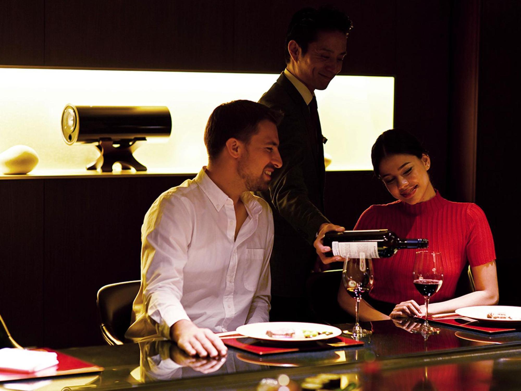The Gate Hotel Tokyo By Hulic Dış mekan fotoğraf A butler serving wine at a restaurant