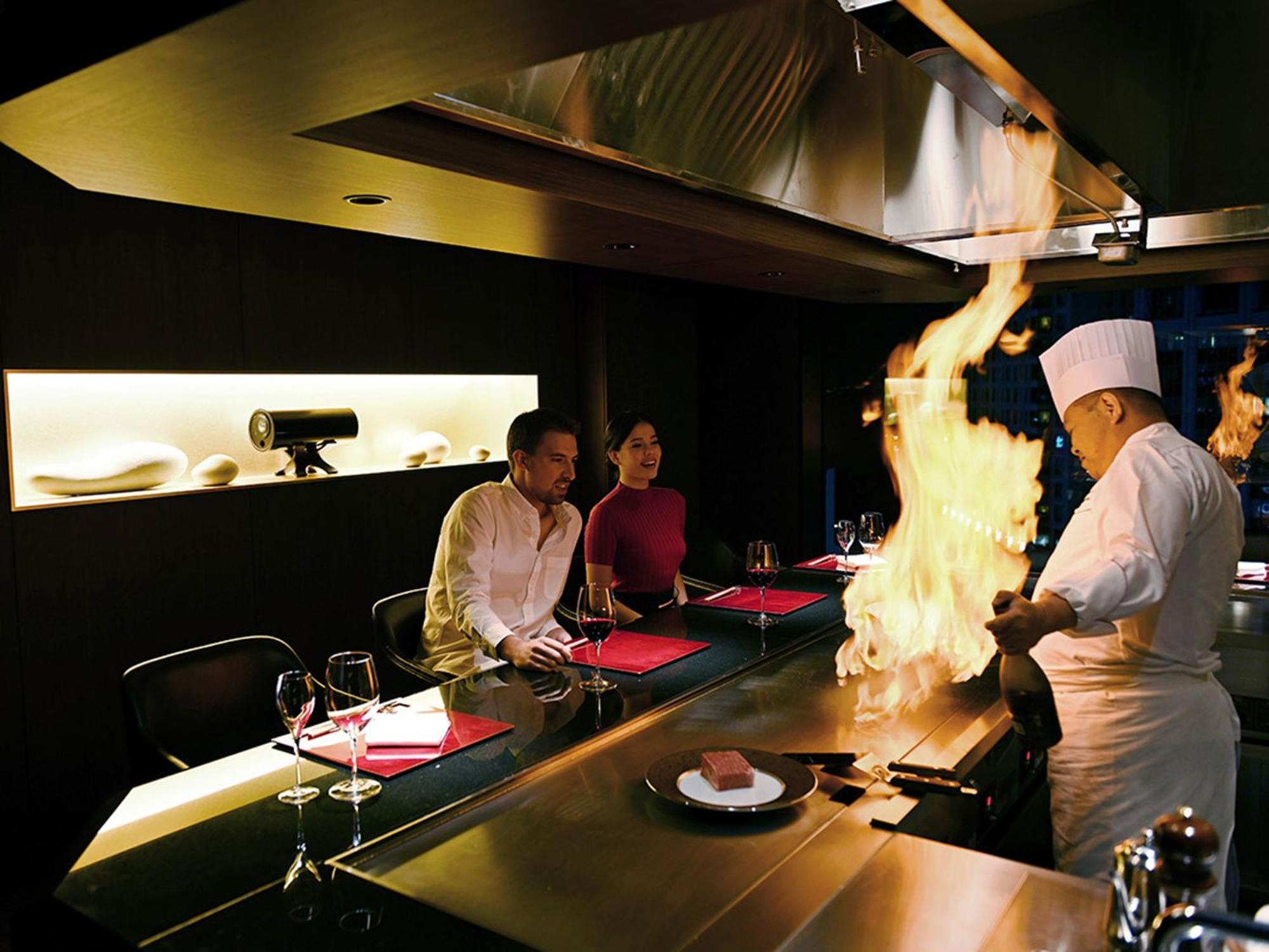 The Gate Hotel Tokyo By Hulic Dış mekan fotoğraf A chef cooking with a flaming torch